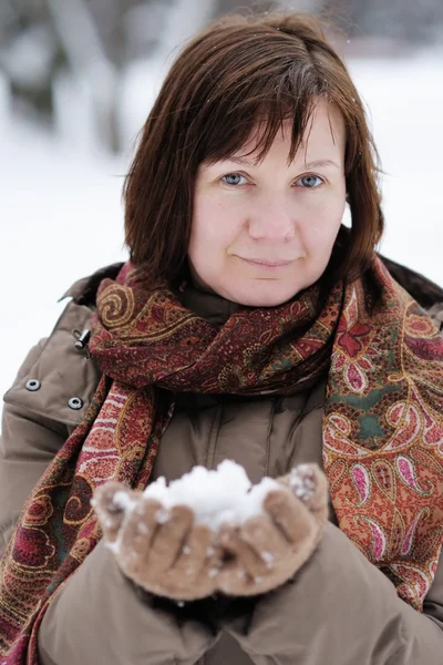 Gelukkige vrouw in de winter — Stockfoto