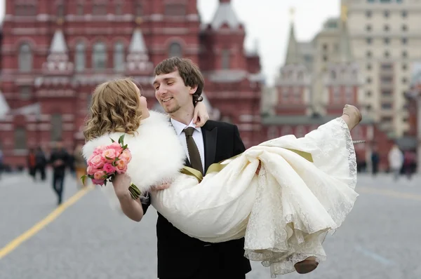 Sposo tenendo giovane bella sposa — Foto Stock