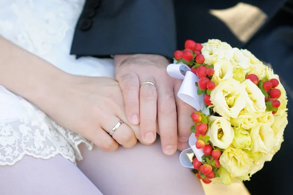 Die Hände von Braut und Bräutigam — Stockfoto