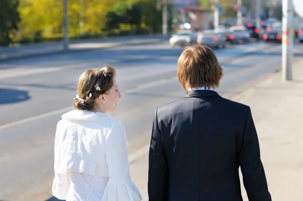 Bruid en bruidegom wandelen — Stockfoto