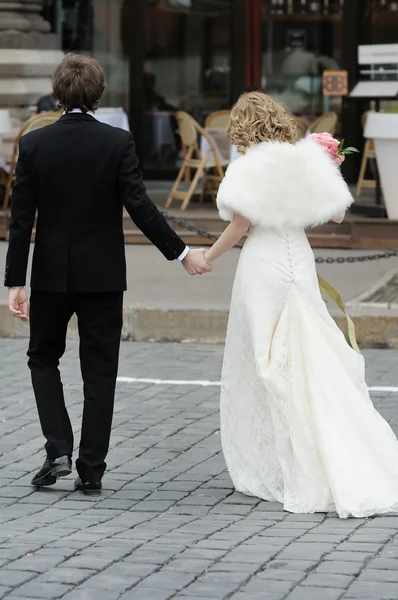 Sposa e sposo a piedi — Foto Stock