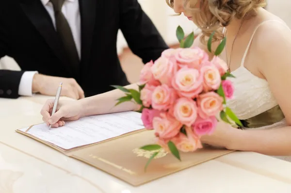 Bride signing marriage license — Stock Photo, Image