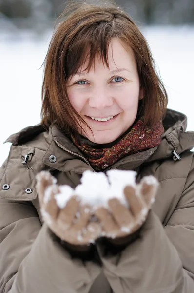 Frau im Winter — Stockfoto