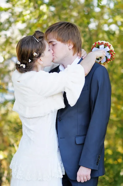 Mooie bruid en bruidegom kussen — Stockfoto