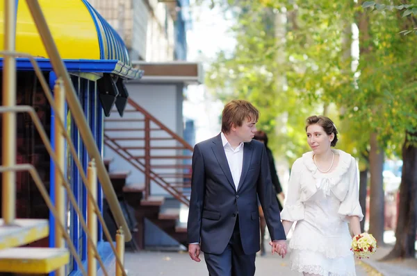 Noiva e noivo andando juntos — Fotografia de Stock