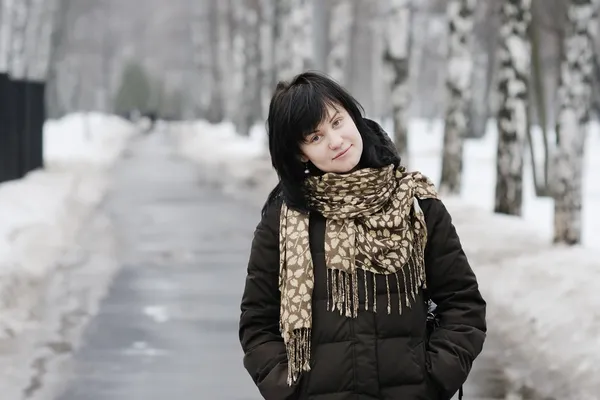 Junge Frau im Winter — Stockfoto