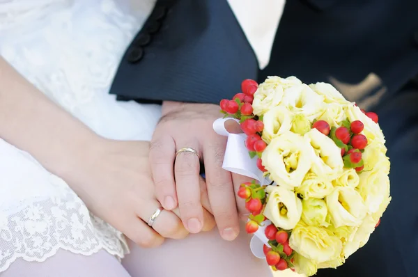 Bride and groom's hands — Stock Photo, Image