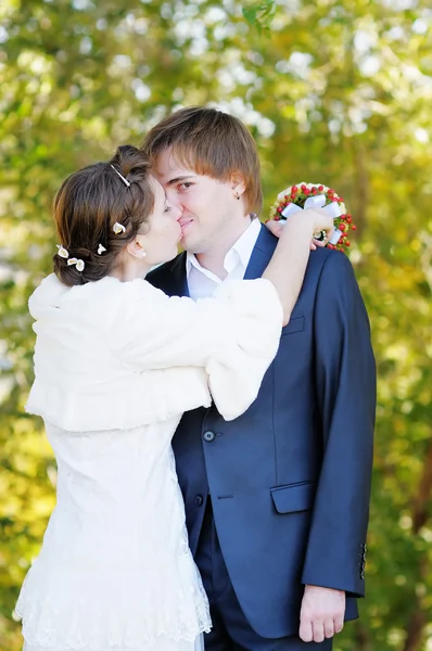 Novia y novio besándose —  Fotos de Stock