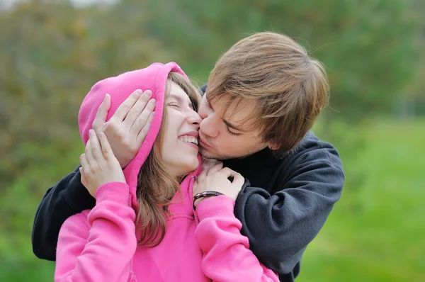 Joven pareja besándose — Foto de Stock