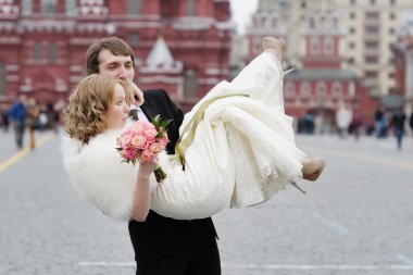 onun kollarında Holding gelin damat