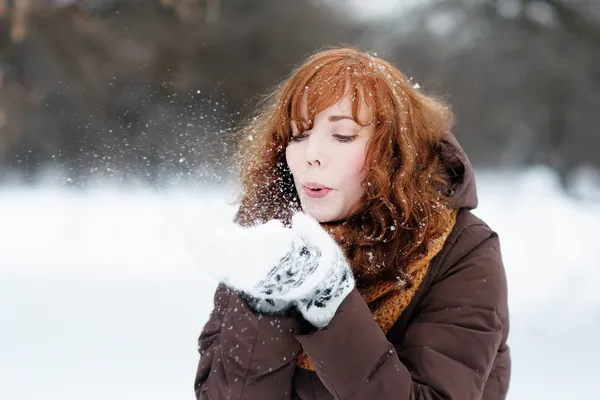 Bella donna che si diverte in inverno — Foto Stock