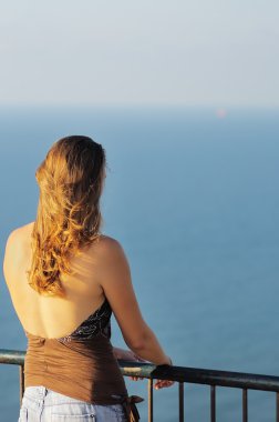 kadın denizde seyir