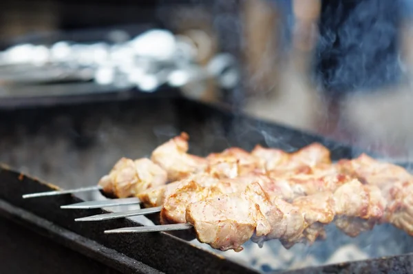 As partes suculentas de carne com o molho preparam-se no fogo — Fotografia de Stock