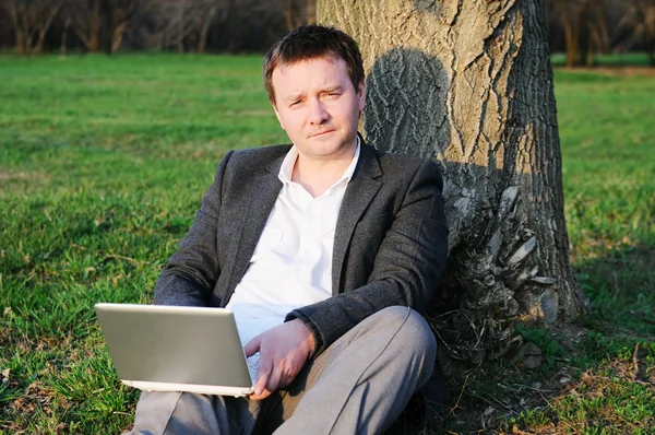 Homem de negócios com laptop — Fotografia de Stock