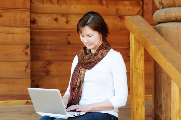 Woman with laptop — Stock Photo, Image