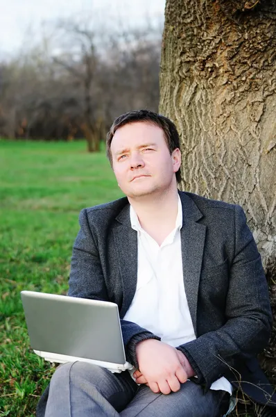 Zakenman met laptop — Stockfoto