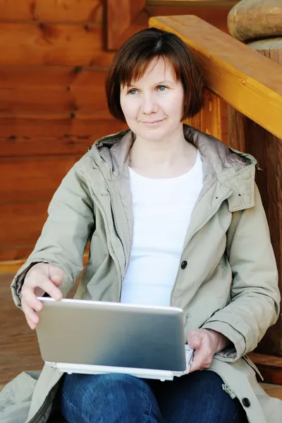 Frau mit Laptop — Stockfoto