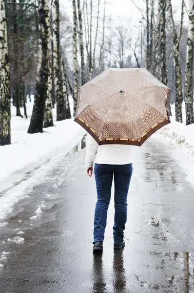 Kadın yağmurlu ve karlı bir gün — Stok fotoğraf