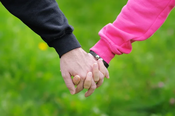 Młoda para trzymająca się za ręce — Zdjęcie stockowe