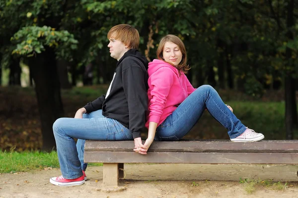 Couple assis sur le banc — Photo