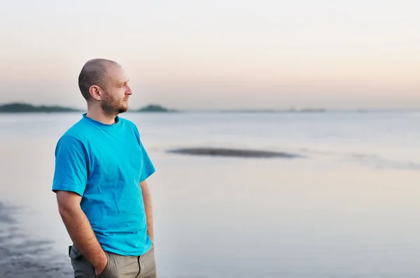 Mann steht am Meer — Stockfoto