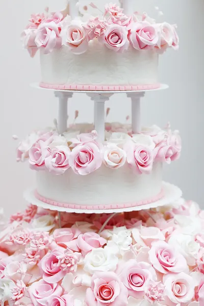 Delicioso bolo de casamento decorado com rosas — Fotografia de Stock