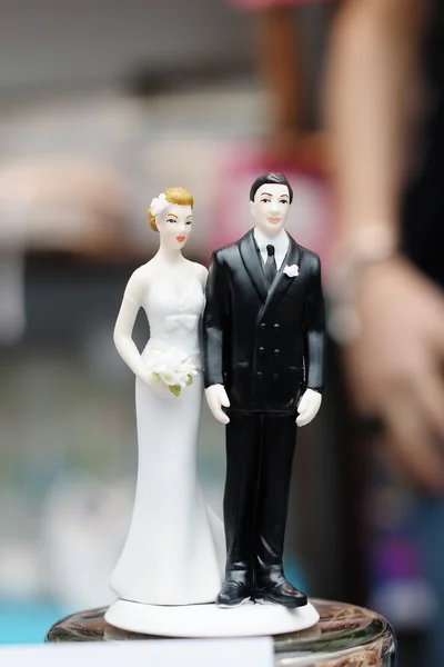 Figurines sur le dessus du gâteau de mariage — Photo