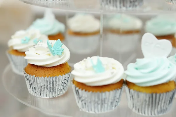 Heerlijke kleurrijke bruiloft cupcakes — Stockfoto