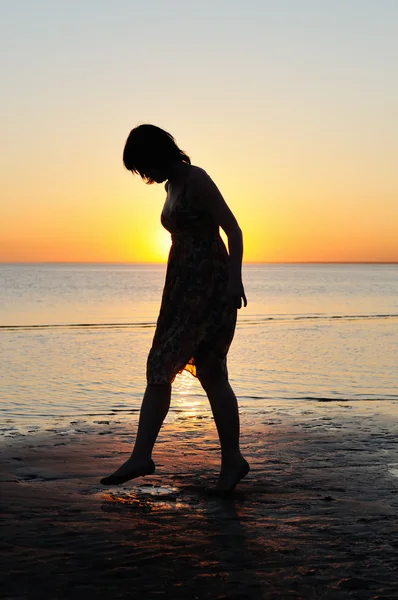 海沿いのシルエットとして女性 — ストック写真