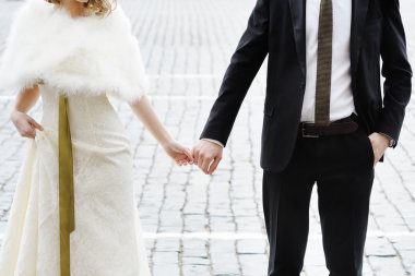 El ele tutuşan çift