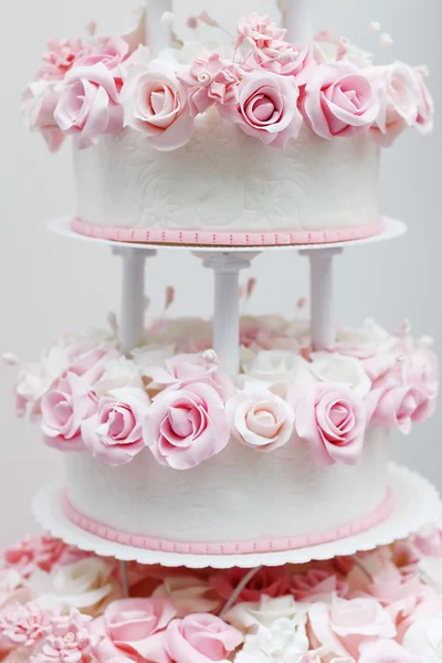 Delicioso bolo de casamento branco — Fotografia de Stock