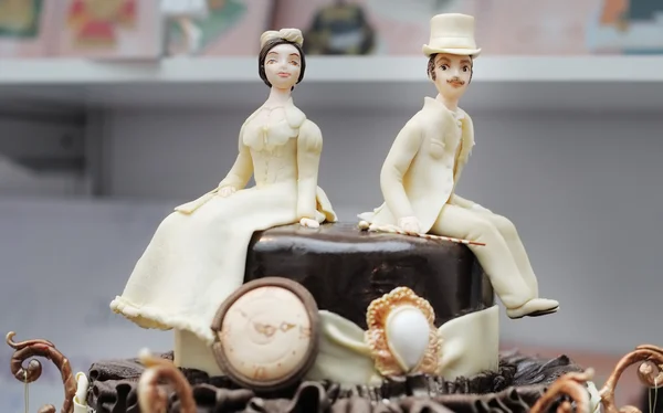 Figurines on wedding cake — Stock Photo, Image