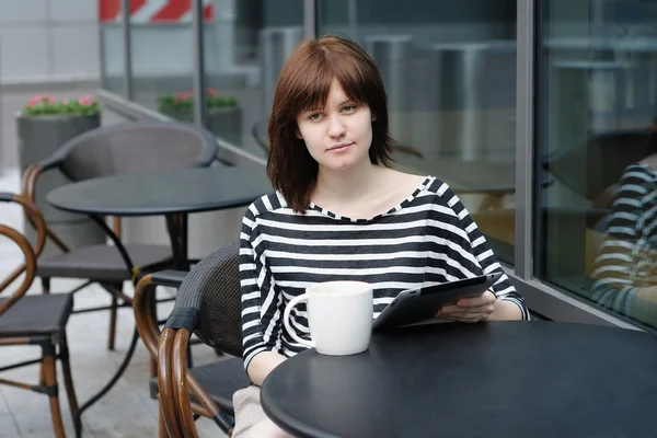 Menina bebendo café e usando computador tablet — Fotografia de Stock