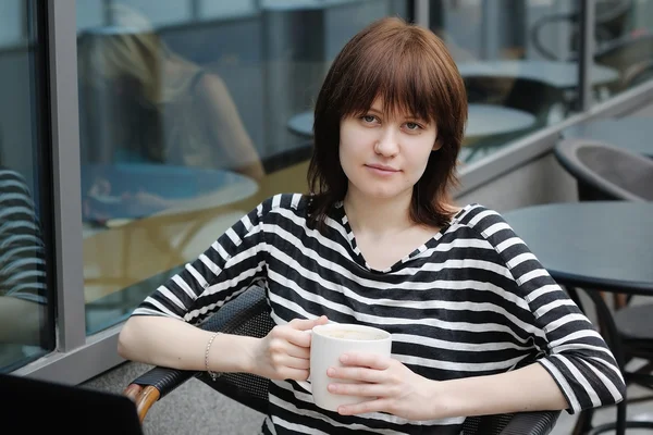 Girl in a outdoor cafe — Stock Photo, Image