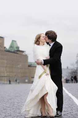 Gelin ve damat öpüşüyor.