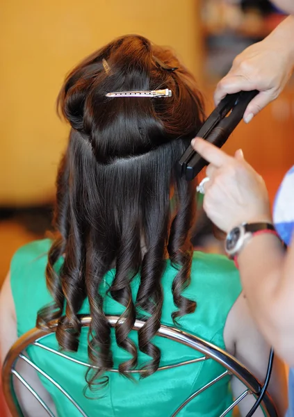Mulher recebendo seu cabelo feito — Fotografia de Stock