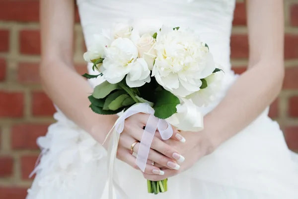 Noiva segurando buquê de casamento — Fotografia de Stock