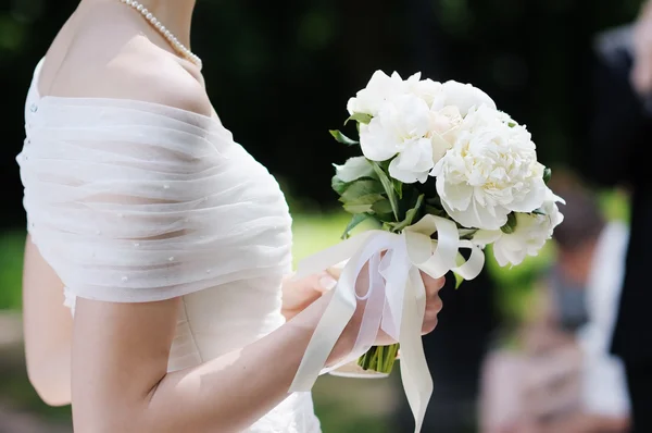 Noiva segurando buquê de casamento — Fotografia de Stock