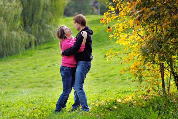 秋の公園でカップル — ストック写真