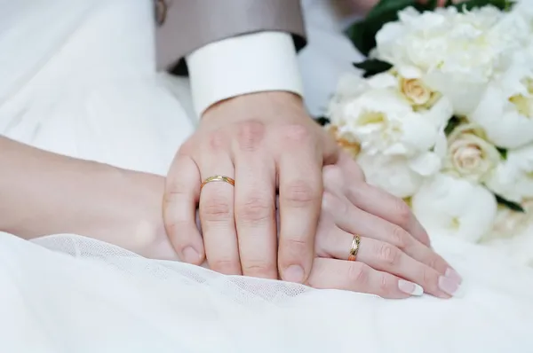 Noiva e noivo mãos — Fotografia de Stock