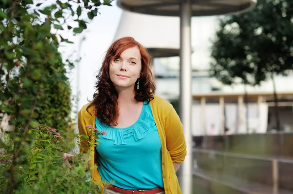 Frau in der Stadt — Stockfoto