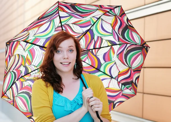 Женщина с разноцветным зонтиком — стоковое фото