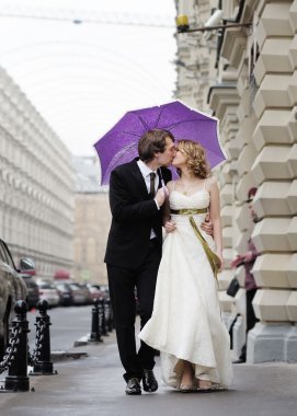 Gelin ve damat öpüşüyor.