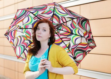 renkli şemsiye olan kadın