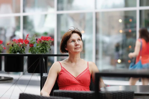 Frau in einem Café im Freien — Stockfoto