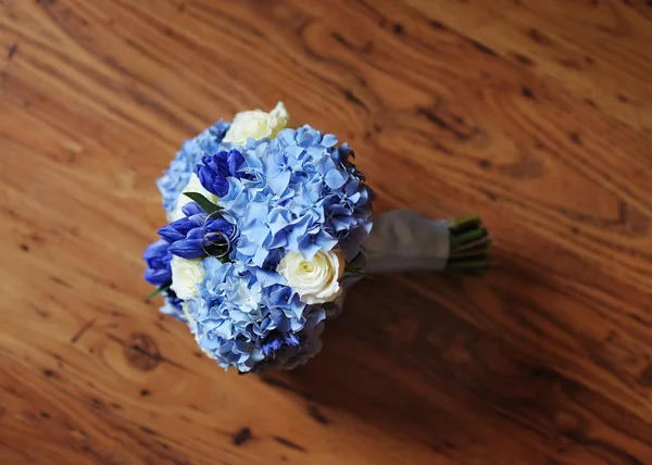 Bellissimo bouquet di fiori da sposa e fedi nuziali — Foto Stock