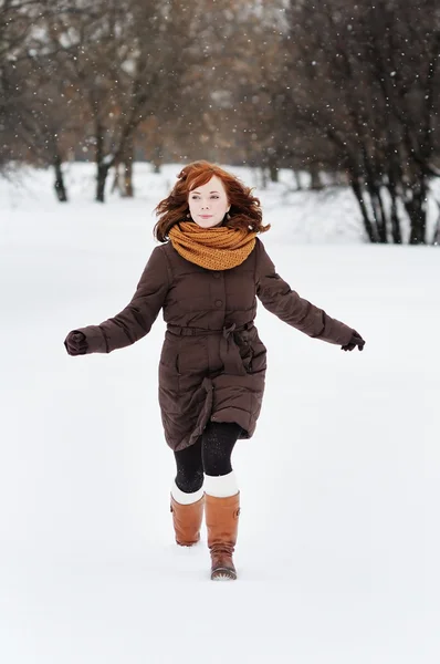 Beautiful woman in winter park — Stock Photo, Image