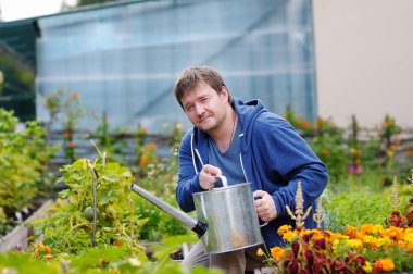 Orta yaş erkek Bahçe