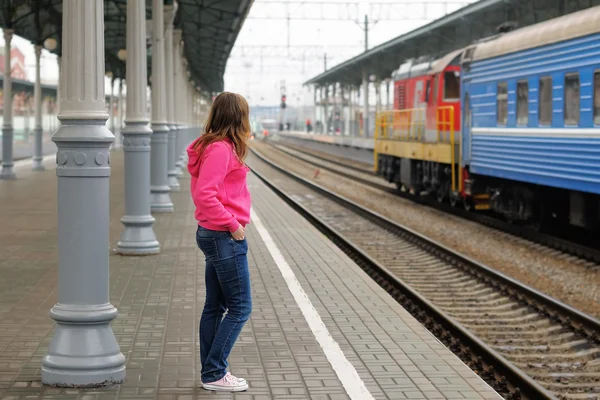 Menina na plataforma da estação ferroviária — Fotografia de Stock