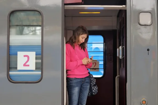 Молода жінка в поїзді — стокове фото